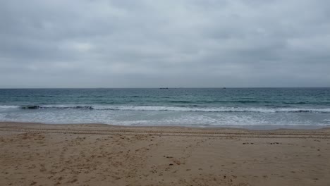 Olas-Del-Mar-En-La-Playa-En-España-En-Andalucía-Por-Drone