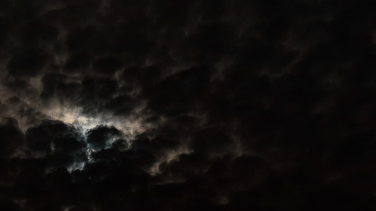 달은 무서운 구름 개를 통해 이동 밤 하늘 시간 지연