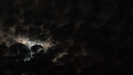 Luna-Moviéndose-A-Través-De-Espeluznantes-Nubes-Que-Cubren-El-Lapso-De-Tiempo-Del-Cielo-Nocturno