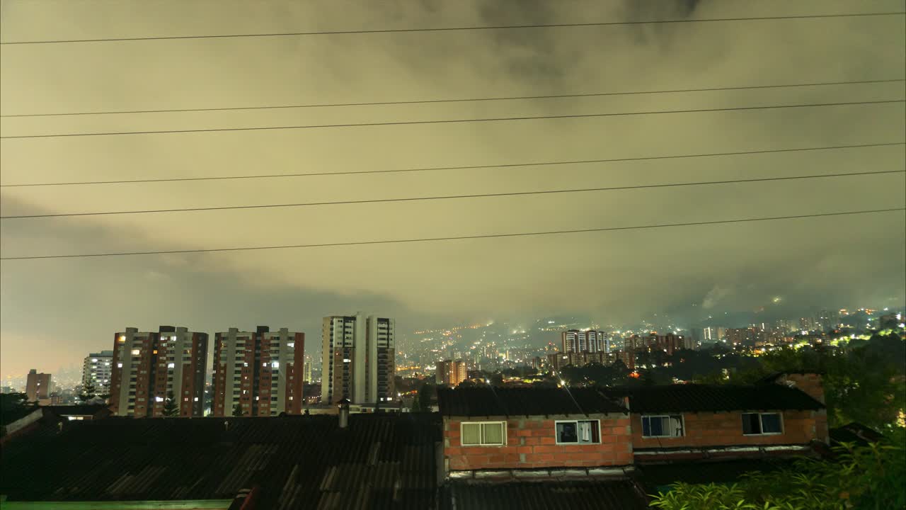 도시 위에 폭풍 구름이 있는 밤하늘