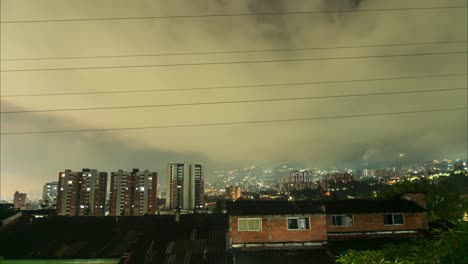 cielo nocturno con nubes de tormenta sobre la ciudad