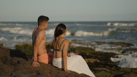 Pareja-Sentada-Sobre-Las-Rocas