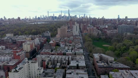inversión aérea e inclinación hacia abajo sobre el barrio de harlem de la ciudad de nueva york