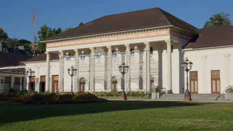 Die-Außenfassade-Des-Kurhauses-Von-Baden-Baden,-Deutschland---Mittlere-Aufnahme