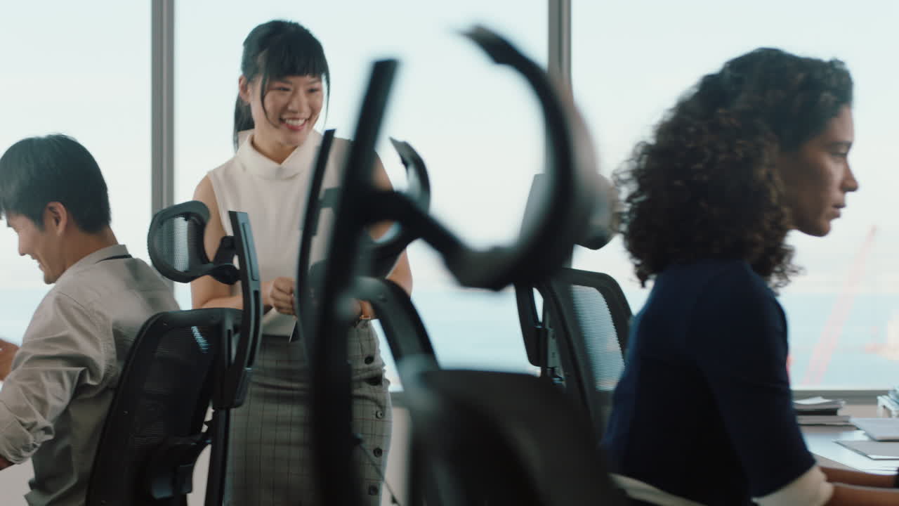 아시아 사업가 여성이 사무실에서 문서를 공유하고 여성 팀 리더가 동료와 만나 프로젝트를 논의합니다.