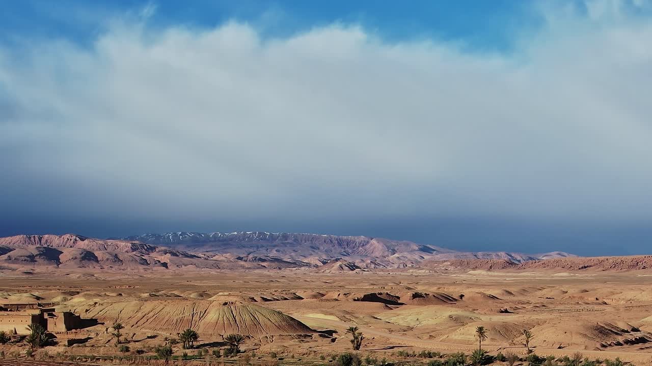 Vista aerea del paesaggio del Marocco con montagne e deserto