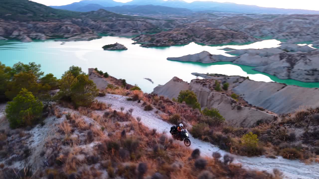 Avventura in moto in un paesaggio desertico con un lago