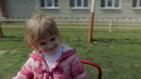 Lustiges-Süßes-Mädchen-Spielt.-Fröhliches-Weibliches-Kind,-Das-Spaß-Auf-Dem-Spielplatz-Hat