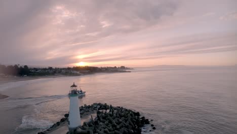 Sonnenaufgang-Am-Hafen-Leuchtturm-In-Santa-Cruz,-Kalifornien