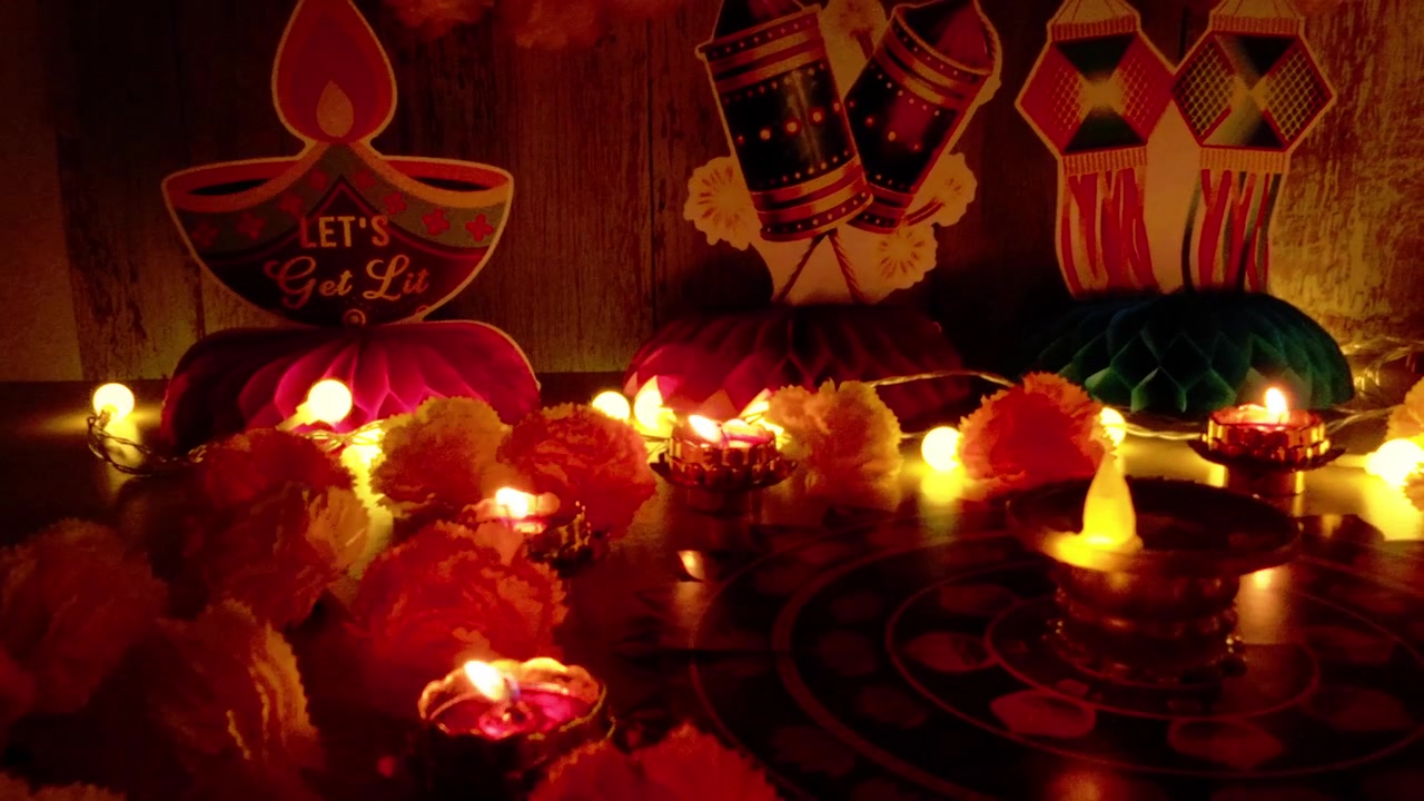 Decorazioni festive di Deepavali con lampade diya accese