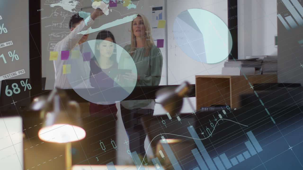animación del procesamiento de datos financieros sobre diversas personas de negocios que trabajan en la oficina