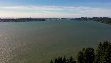 Bahía-De-Coos-En-Oregon-Durante-La-Marea-Alta-Con-Vista-Lejana-Del-Puente-Conmemorativo-Mcullough-En-Segundo-Plano