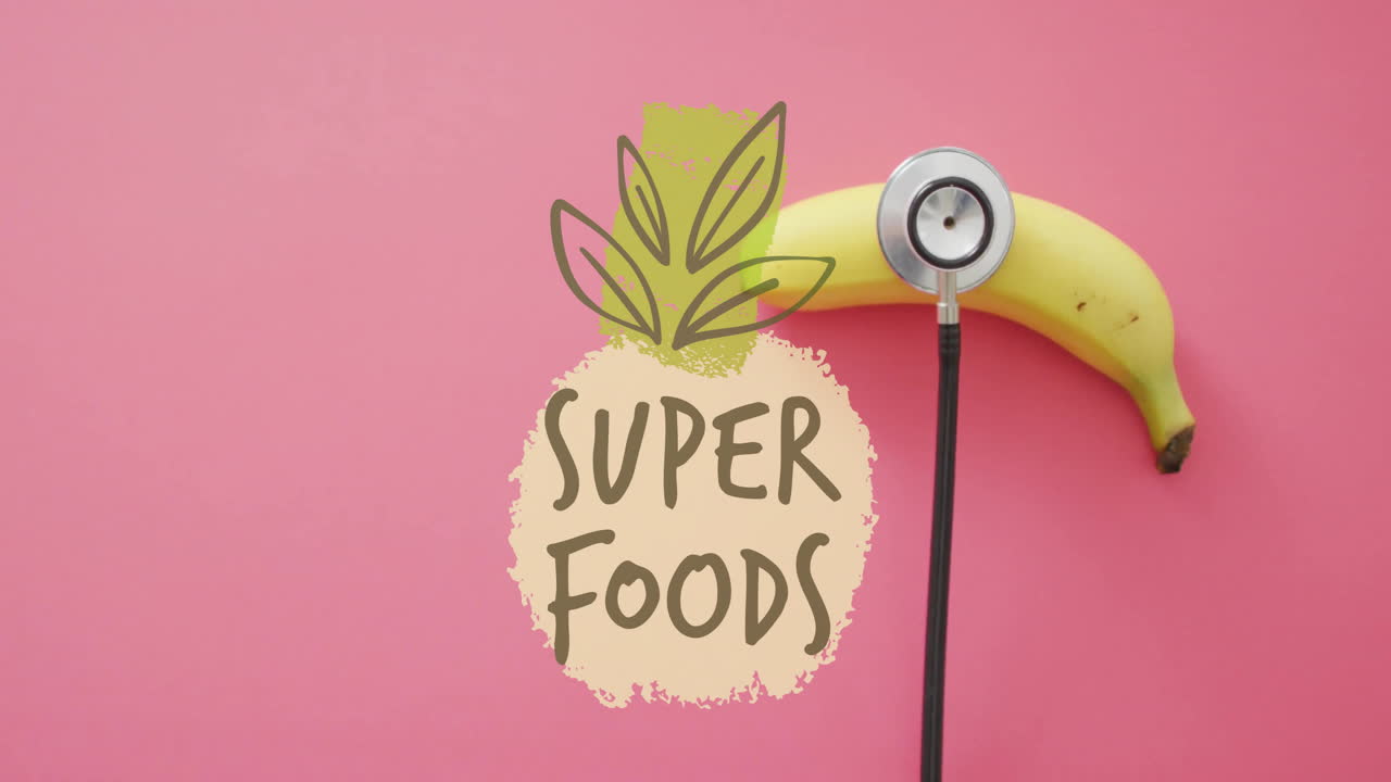 슈퍼 푸드 텍스트를 바나나와 스테토스코프 위에 애니메이션으로 표시합니다.