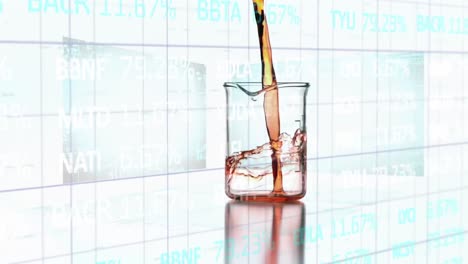 animación del procesamiento de datos sobre un vaso de laboratorio con líquido rojo.