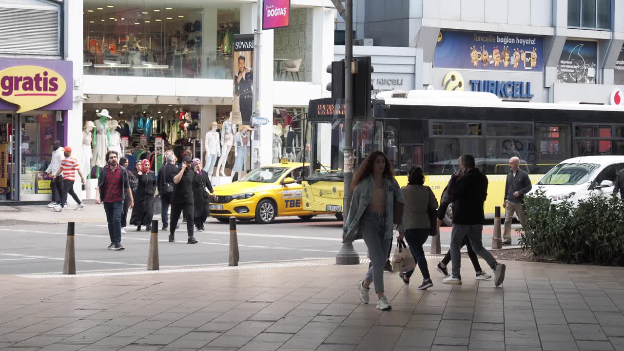 버스와 보행자 들 이 있는 도시 거리 장면