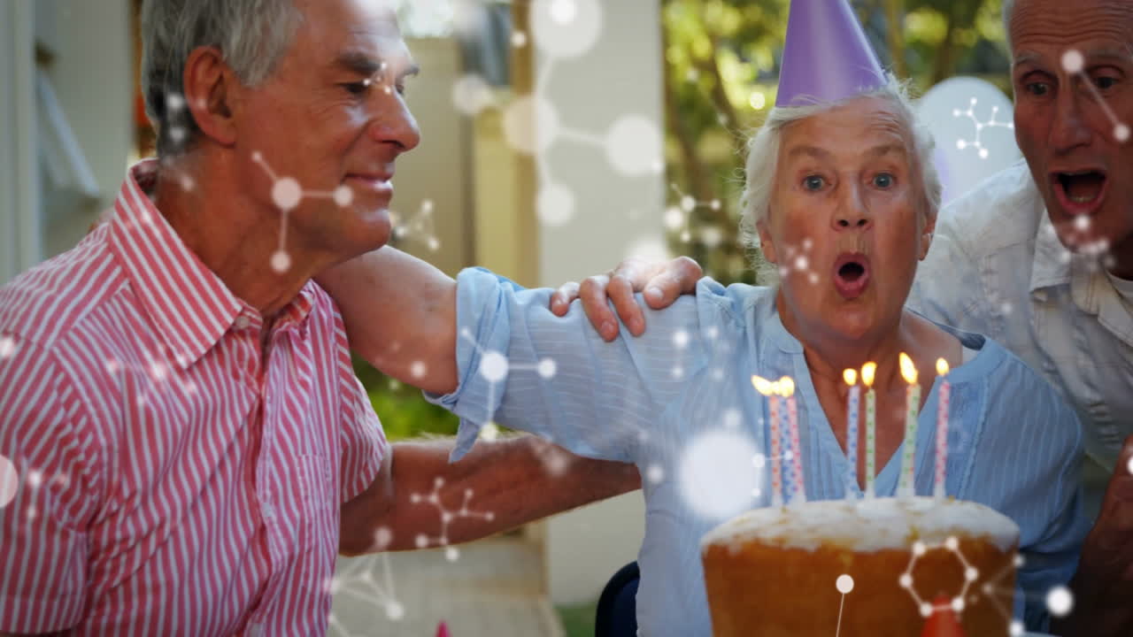 Persone anziane che festeggiano un compleanno con una torta, con un'animazione di struttura molecolare.