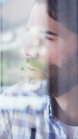 retrato de un joven hipster mirando por la ventana