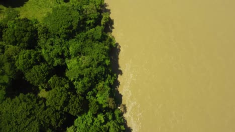 Fliegen-Sie-über-Den-Fluss-Cauca