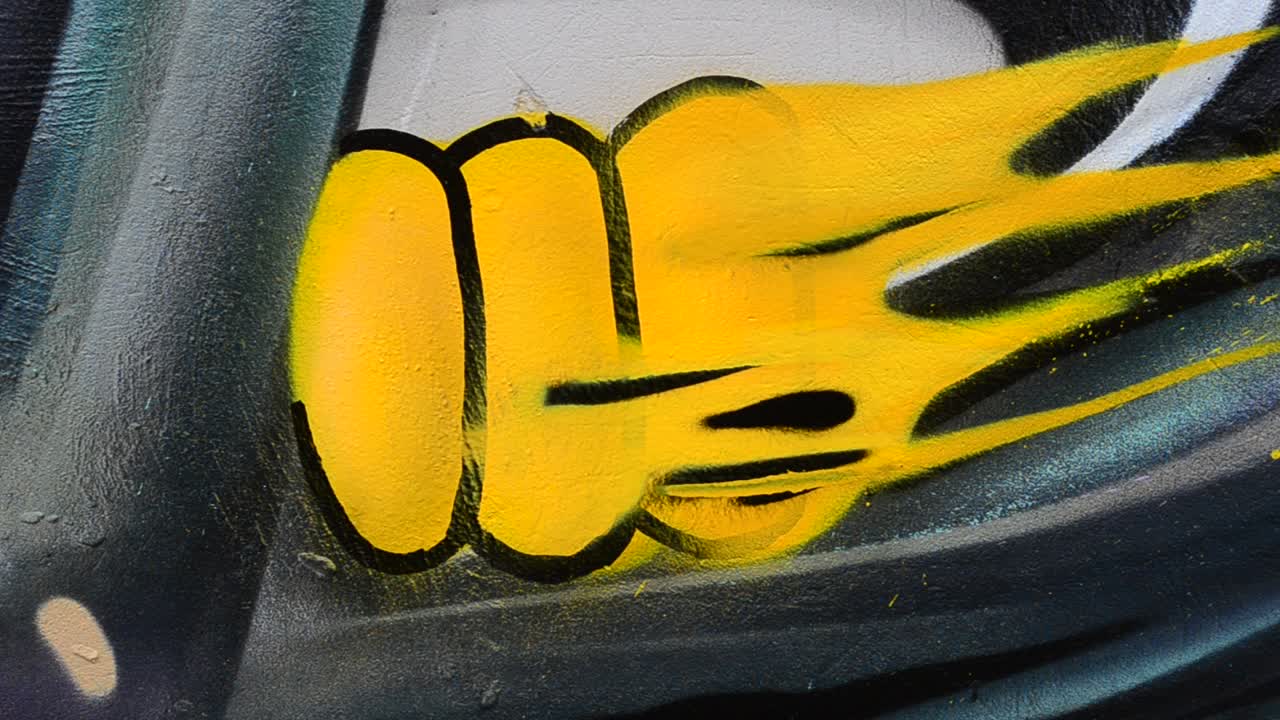 Graffiti su una recinzione, astrazione. L'artista disegna graffiti