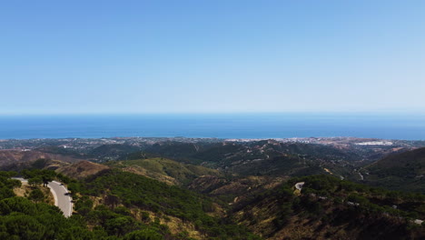 un avión no tripulado empuja sobre una vista con vistas a la costa montañosa de estepona españa