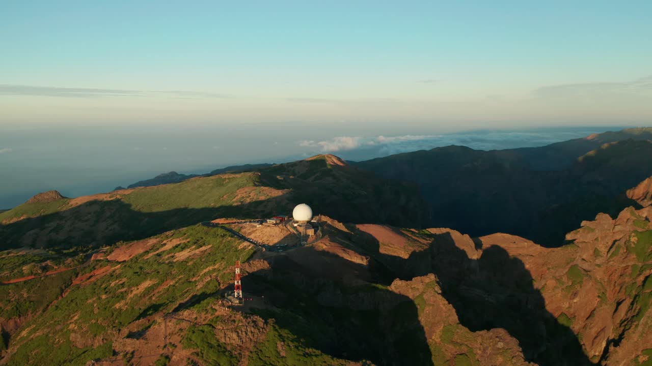 pico do arieiro 산 꼭대기에 있는 흰색 공 군사 레이더 스테이션의 공중
