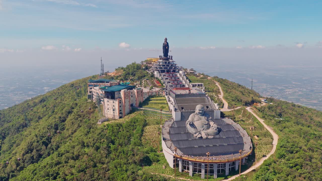 Góc nhìn từ drone về tượng Phật Bà Quan Âm và tượng Phật Di Lặc trên đỉnh núi Bà Đen - tỉnh Tây Ninh, miền Nam Việt Nam