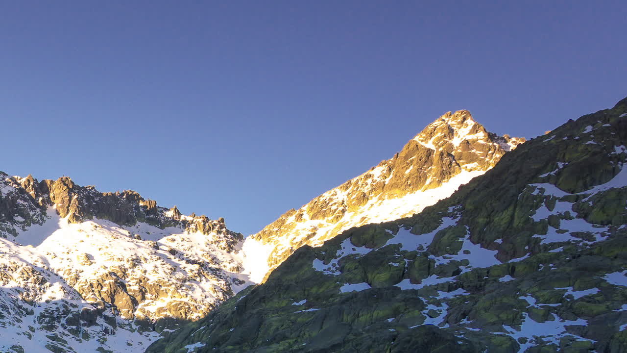 amanecer de invierno en las montañas de gredos