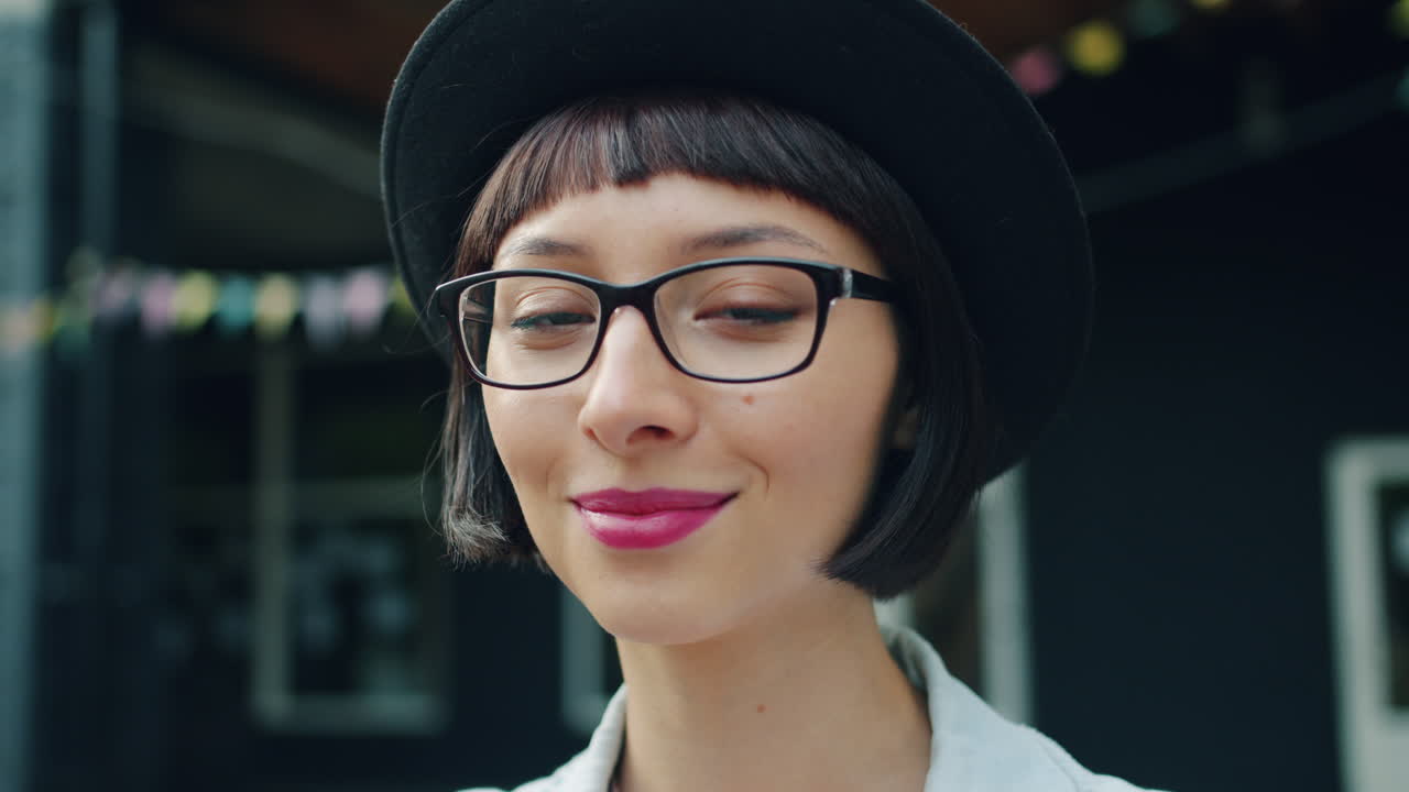 dışarıda genç kadın