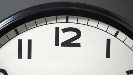 reloj blanco cerca en el lapso de tiempo en la pared gris oscuro
