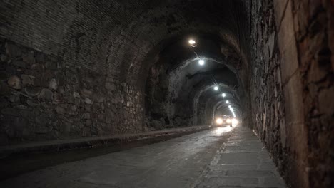 coches circulando por los famosos túneles subterráneos de guanajuato, méxico.