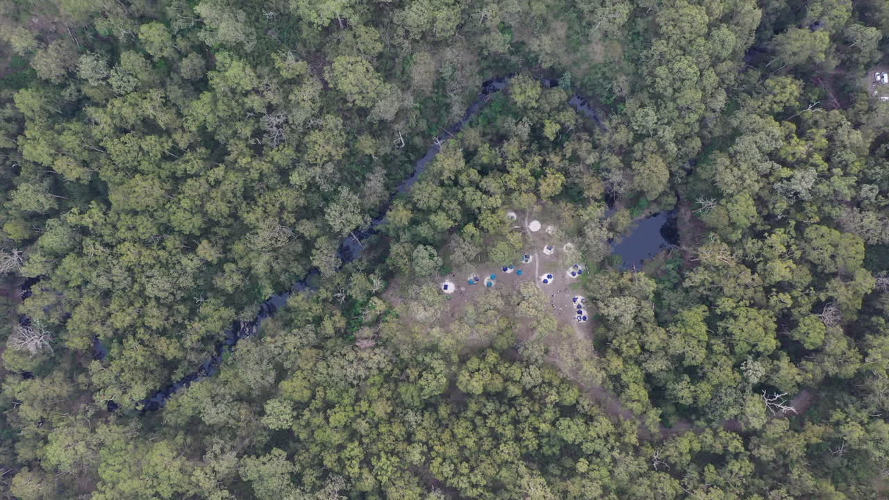 antena vertical ascendente del pintoresco camping sheoak con tiendas de campaña junto al arroyo