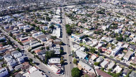 Los-Angeles,-Kalifornien,-USA,-Luftaufnahme-Des-Stadtviertels-An-Einem-Heißen,-Sonnigen-Tag,-Straßenverkehr-Und-Gebäude