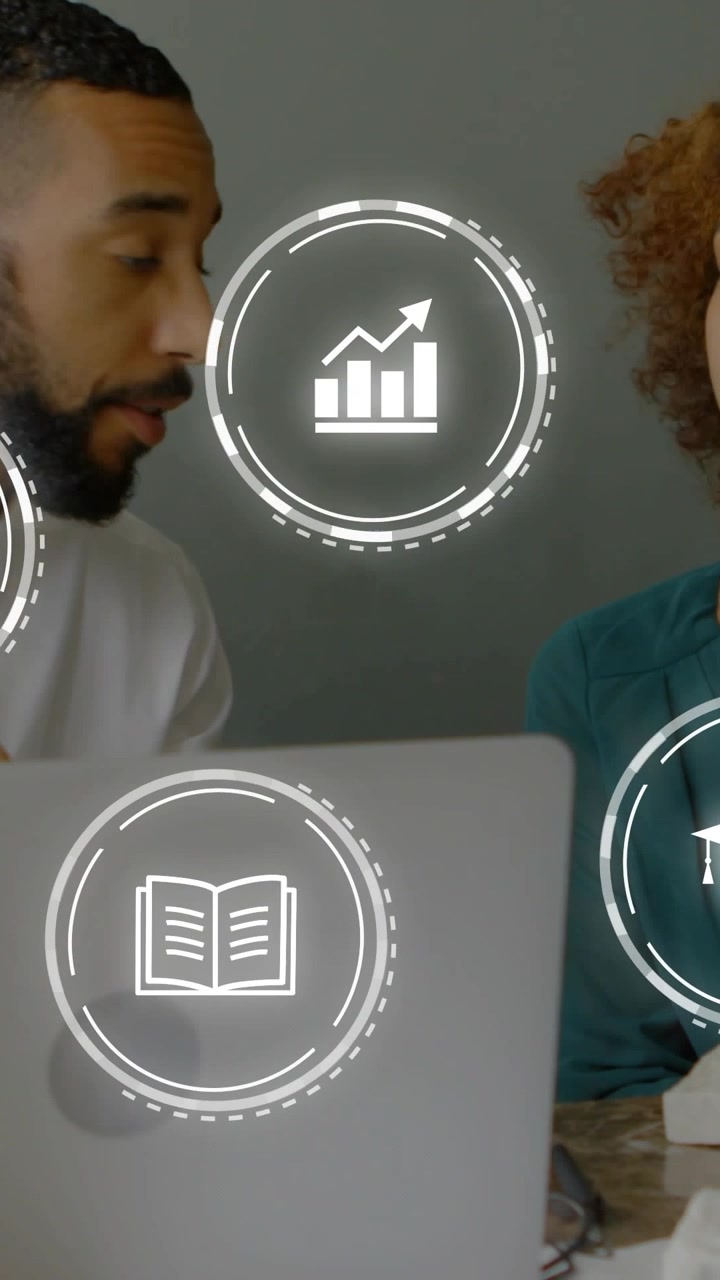 Video verticale: Uomo che indica il laptop, donna che ascolta, inviando icone di libri sul laptop per la pianificazione
