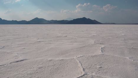 dron aéreo en movimiento hacia adelante sobre las salinas de bonneville en el condado de tooele en el noroeste de utah, ee.uu. en un día nublado