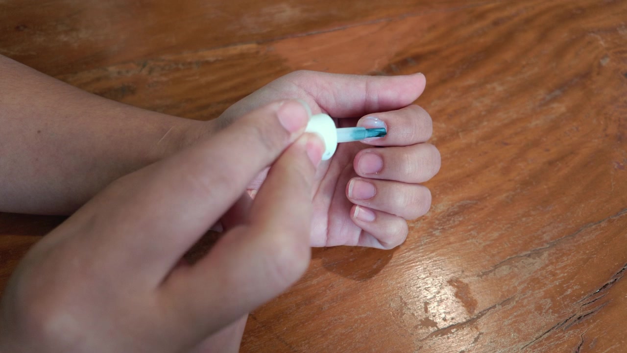 Scena di manicure elegante con donna che applica lo smalto durante una sessione di bellezza cosmetica