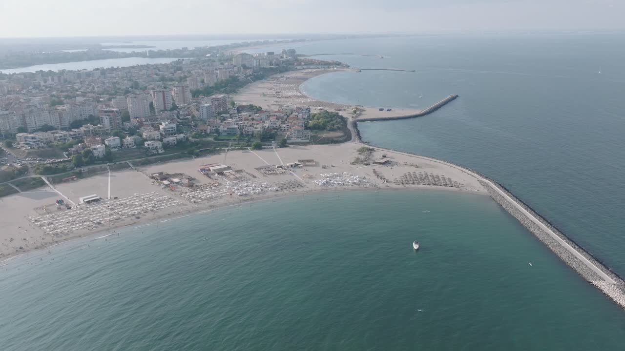vista aérea de la playa reyna en la costa del mar negro en constanza en rumania
