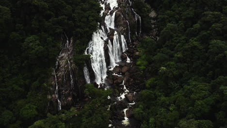 Drohnenaufnahme,-Die-Sich-In-Richtung-Eines-Steilen-Wasserfalls-Neigt,-Bewölkter-Tag-Im-Barro-Da-Sahy,-Brasilien