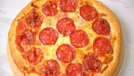 pizza de pepperoni en bandeja de madera - estilo de comida italiana
