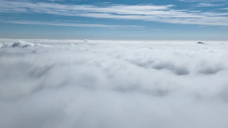 boven de wolken tijdverlies in de blauwe hemel horizon