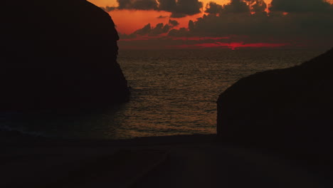 Espectacular-Puesta-De-Sol-Naranja-Con-Mar-En-Calma-Desde-La-Playa-De-Chapel-Porth-En-Reino-Unido