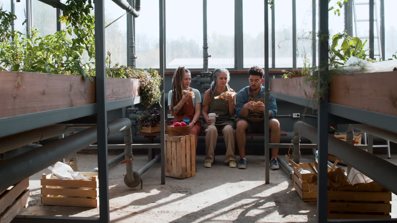 실내에서 휴식을 취하는 사람들