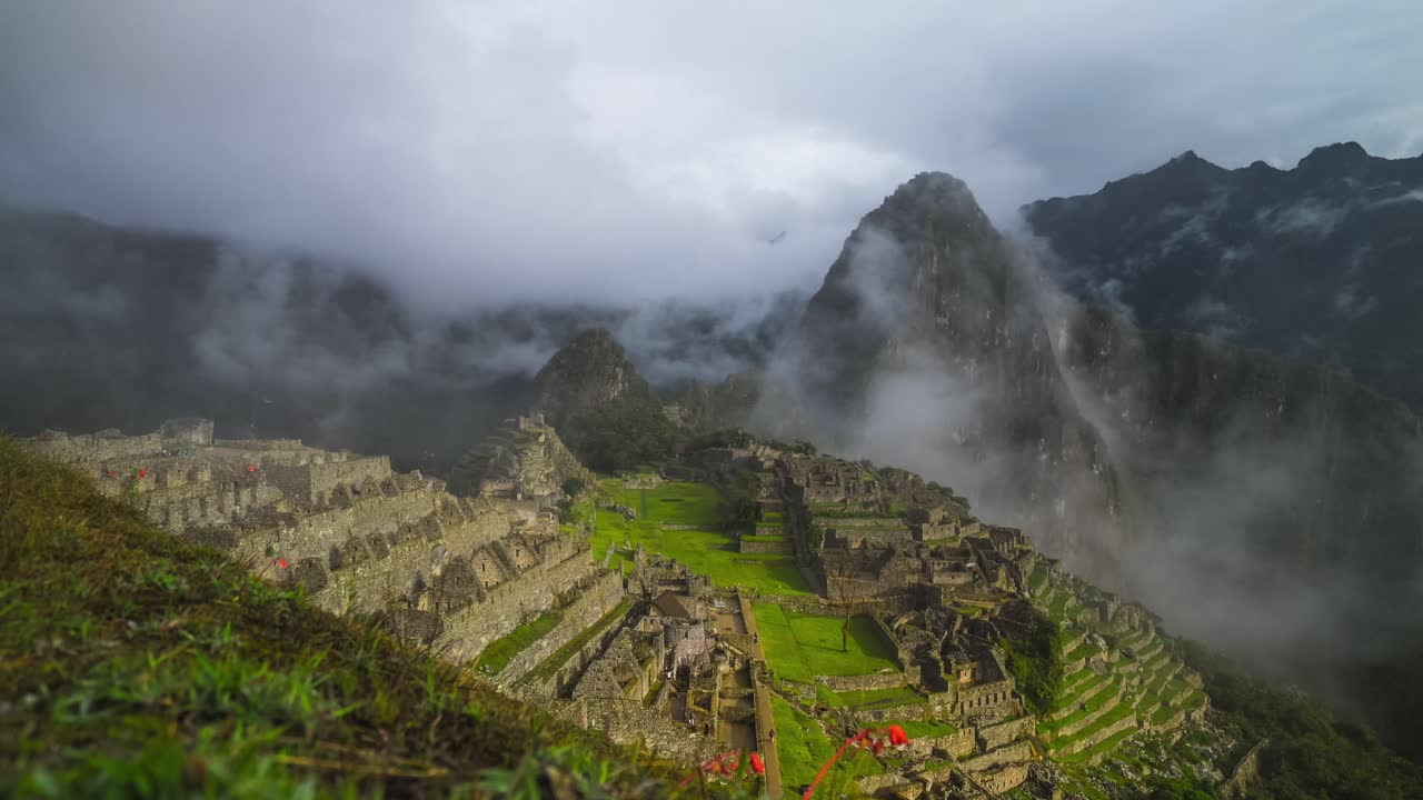 Machu Pichhu morning sunny sunrise low foggy fog cloud movement Peru Perú Time lapse Classic Circuit 2 Hauny Picchu Mountain ancient Inca temple ruins citadel structure tourists guided tour static