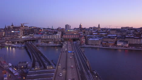 Vista-Aérea-De-Drones-Del-Puente-Sur-De-Estocolmo-Al-Atardecer