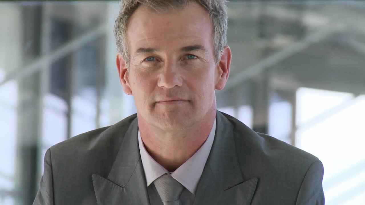 ceo determinado mirando a la cámara