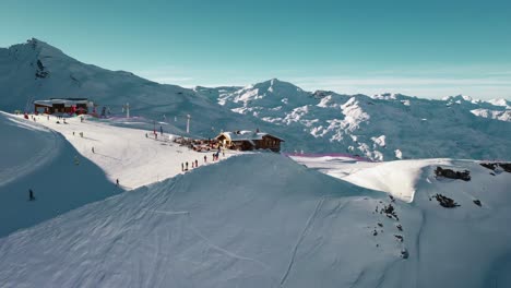 Antena:-Increíble-Estación-De-Esquí-De-Val-Thorens,-Picos-De-Los-Alpes-Franceses