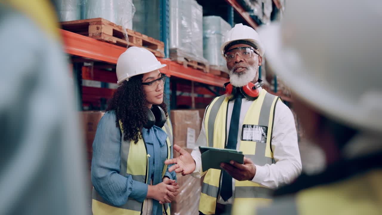 personal del almacén discutiendo la gestión del inventario