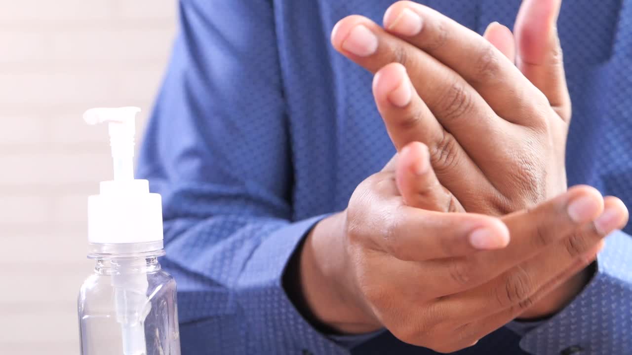 手洗い剤を塗った人