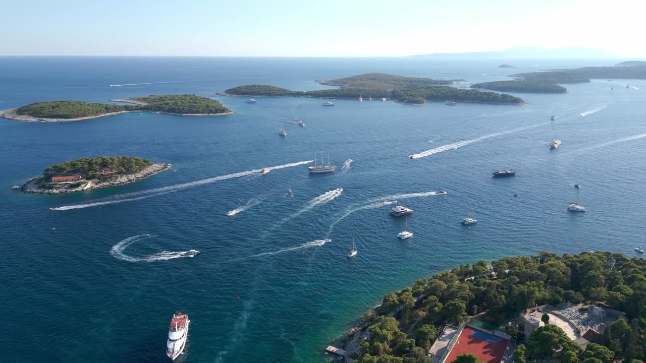 크로아티아의 파클린스키 섬 근처에 정박한 배들의 놀라운 공중 풍경