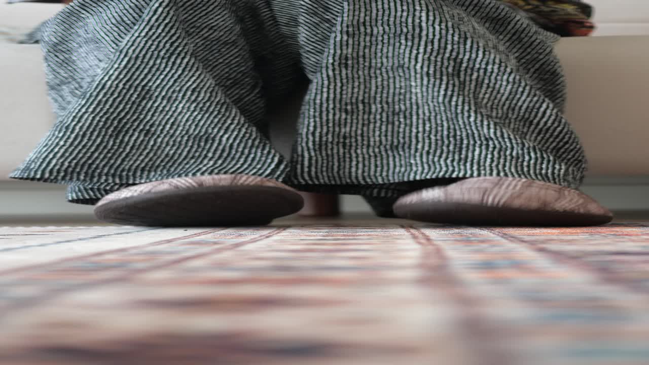 persona con pijama y zapatillas