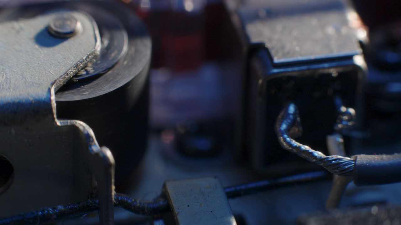 primer plano extremo en el rodillo de presión y el cableado del cabezal de reproducción de la grabadora de microcassette